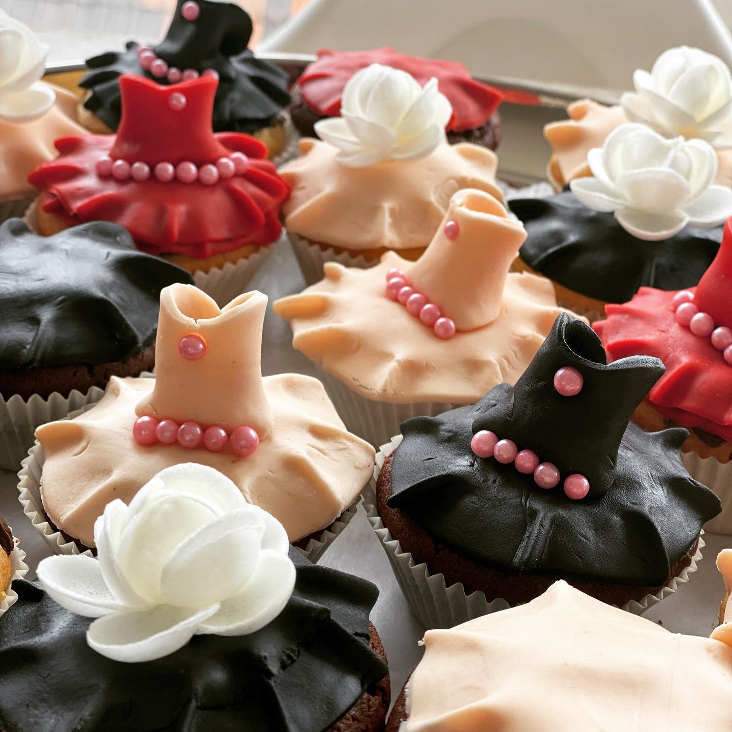 Cupcakes mit Tutus aus Fondant und Zuckerperlen